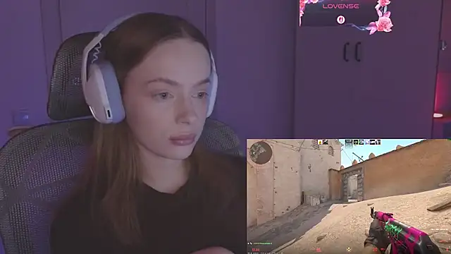 Snapshot of _MayShy_ chatting on October 30, 7:10 am MayShy online show from October 30, 7:10 am