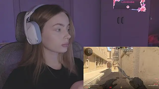 Snapshot of _MayShy_ chatting on November 6, 8:37 am MayShy online show from November 6, 8:37 am