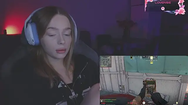 Snapshot of _MayShy_ chatting on December 4, 8:12 am MayShy online show from December 4, 8:12 am