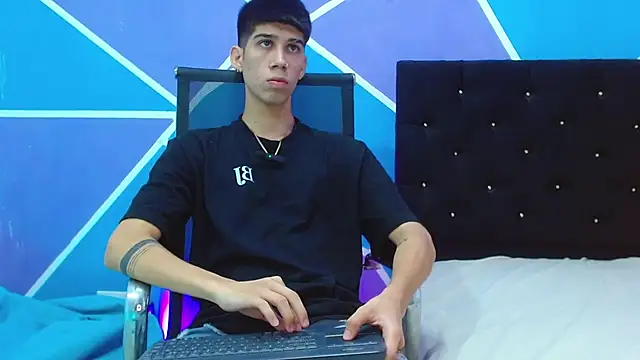 Snapshot of jhony-sex chatting on February 10, 6:42 am jhony-sex online show from February 10, 6:42 am