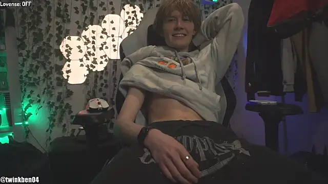 Snapshot of twinkben chatting on December 2, 12:38 am twinkben online show from December 2, 12:38 am