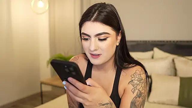 IrisBaker online show from January 18, 7:39 pm