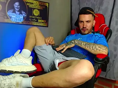 Snapshot of smoker445 chatting on March 1, 1:32 am smoker445 online show from March 1, 1:32 am