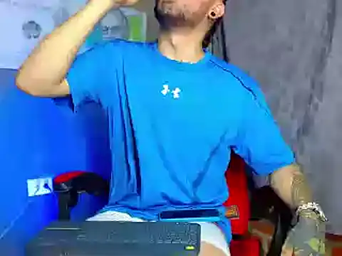 Snapshot of smoker445 chatting on March 3, 10:42 pm smoker445 online show from March 3, 10:42 pm