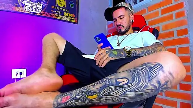 Snapshot of smoker445 chatting on October 31, 7:20 am smoker445 online show from October 31, 7:20 am