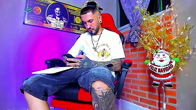 Snapshot of smoker445 chatting on November 25, 1:05 am smoker445 online show from November 25, 1:05 am