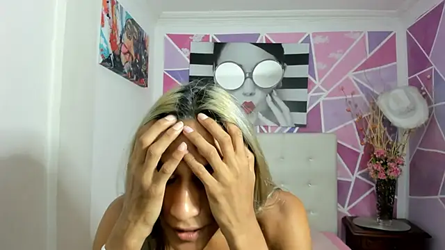 Snapshot of Brisahott chatting on March 14, 2:10 am Brisahott online show from March 14, 2:10 am