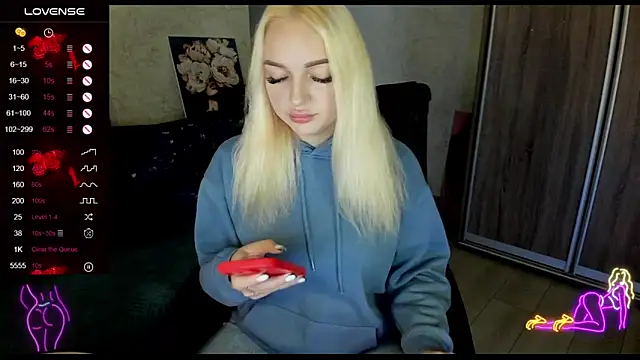 Snapshot of Stella__Cox chatting on October 16, 5:19 am Stella Cox online show from October 16, 5:19 am