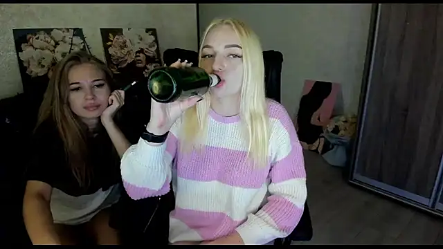 Snapshot of Stella__Cox chatting on October 26, 11:09 pm Stella Cox online show from October 26, 11:09 pm