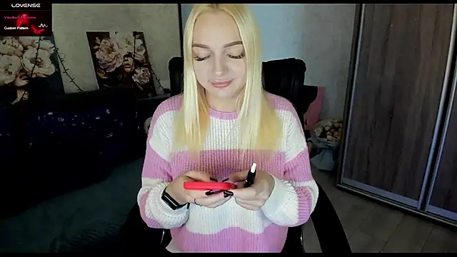 Snapshot of Stella__Cox chatting on October 30, 6:37 am Stella Cox online show from October 30, 6:37 am