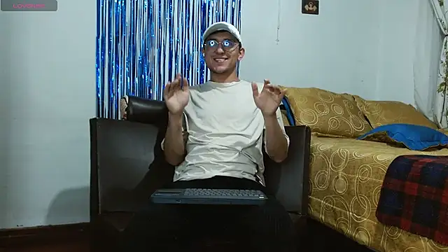 Snapshot of samfox_ chatting on October 2, 2:07 am samfox online show from October 2, 2:07 am