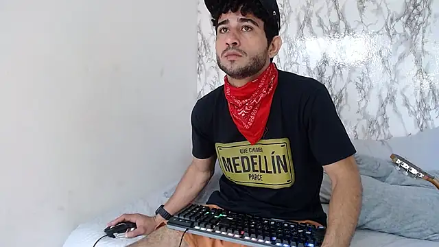 Snapshot of Moon_and_aaron chatting on February 16, 5:09 pm Moon and aaron online show from February 16, 5:09 pm