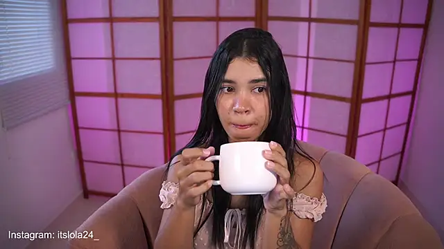 its lola24 online show from January 8, 11:32 am