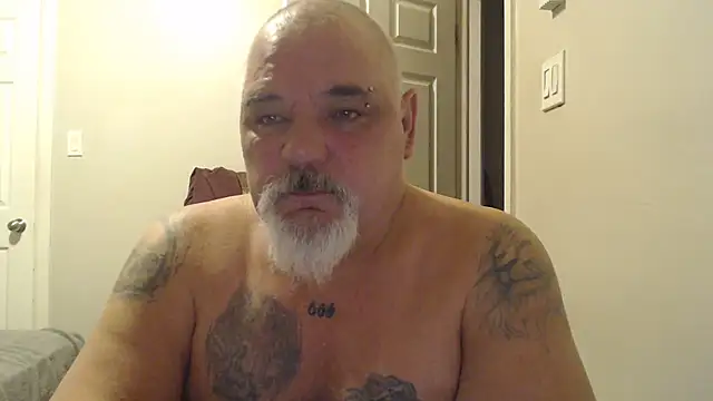 Newfiesausage1972 online show from March 12, 9:44 am