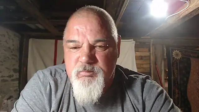Newfiesausage1972 online show from May 30, 8:11 am