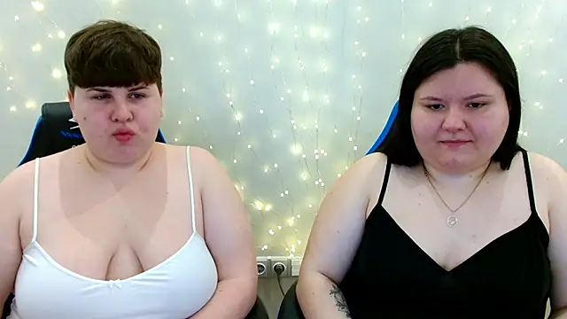 BeckyAndHellen online show from February 18, 10:22 am