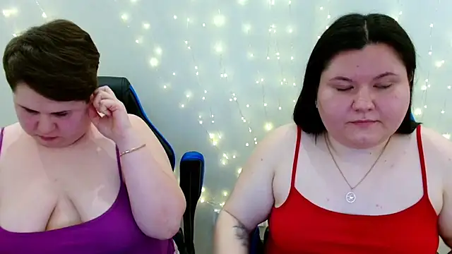 BeckyAndHellen online show from April 22, 11:45 am