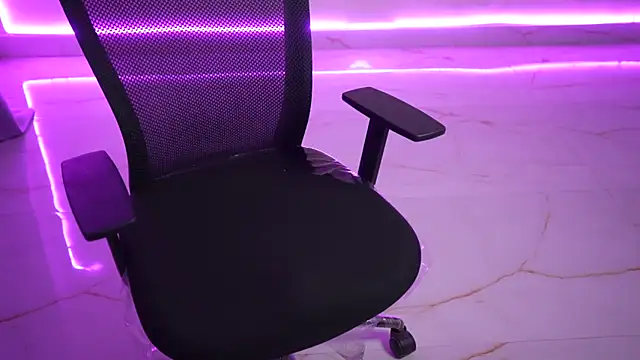 Snapshot of only_aleesha chatting on December 14, 5:29 pm only aleesha online show from December 14, 5:29 pm