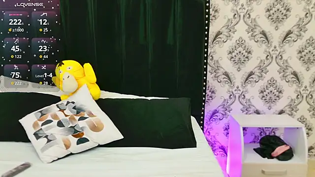 Snapshot of Sara_Desire chatting on October 1, 3:23 am Sara Desire online show from October 1, 3:23 am