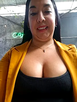 Snapshot of Bella_keny chatting on April 24, 6:21 pm Bella keny online show from April 24, 6:21 pm
