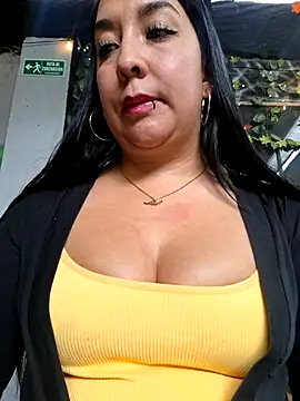 Snapshot of Bella_keny chatting on May 4, 3:52 pm Bella keny online show from May 4, 3:52 pm