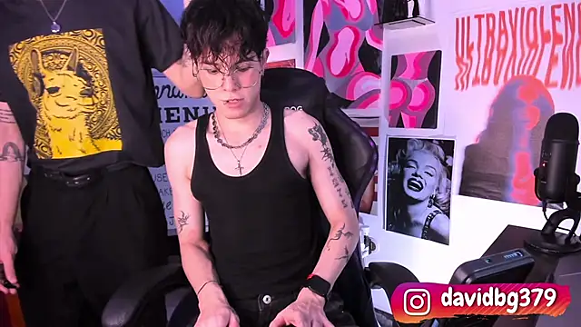 Snapshot of cinnamon_boyxxx chatting on March 20, 1:35 am cinnamon boyxxx online show from March 20, 1:35 am