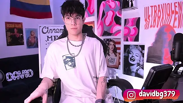 Snapshot of cinnamon_boyxxx chatting on March 22, 1:43 am cinnamon boyxxx online show from March 22, 1:43 am