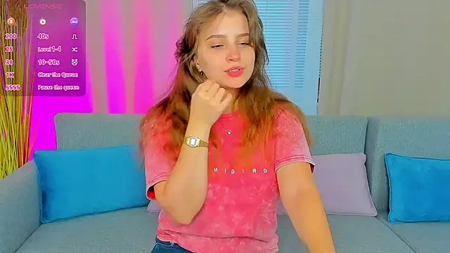 Snapshot of MilaDreamer chatting on October 18, 6:37 am MilaDreamer online show from October 18, 6:37 am