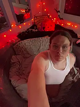 Snapshot of velvetta_ chatting on October 27, 8:29 am velvetta online show from October 27, 8:29 am