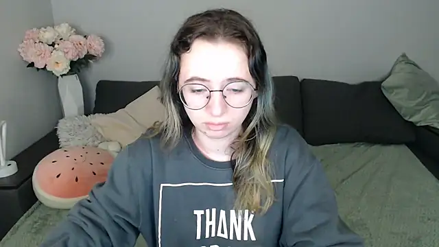 Snapshot of Mini_Diva chatting on October 24, 8:11 am Mini Diva online show from October 24, 8:11 am