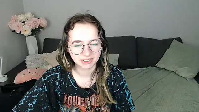 Snapshot of Mini_Diva chatting on October 26, 9:04 am Mini Diva online show from October 26, 9:04 am