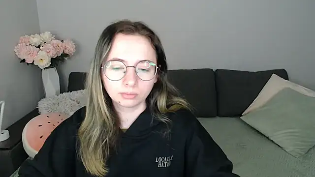 Snapshot of Mini_Diva chatting on October 28, 9:13 am Mini Diva online show from October 28, 9:13 am