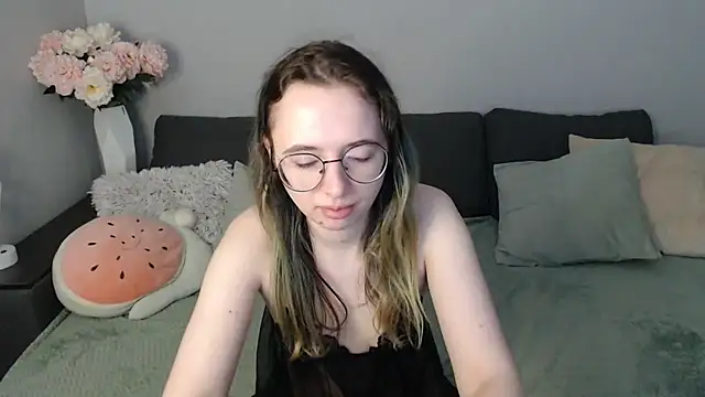 Snapshot of Mini_Diva chatting on November 1, 9:33 am Mini Diva online show from November 1, 9:33 am