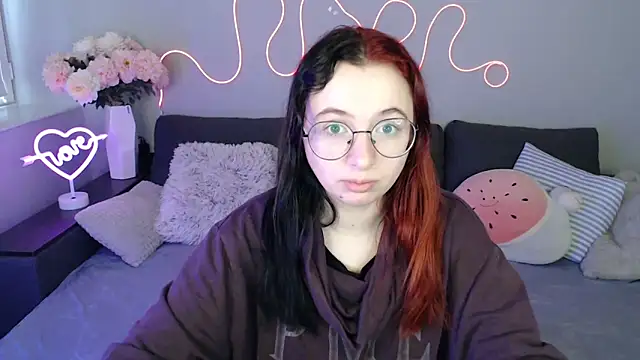 Snapshot of Mini_Diva chatting on November 7, 9:09 am Mini Diva online show from November 7, 9:09 am