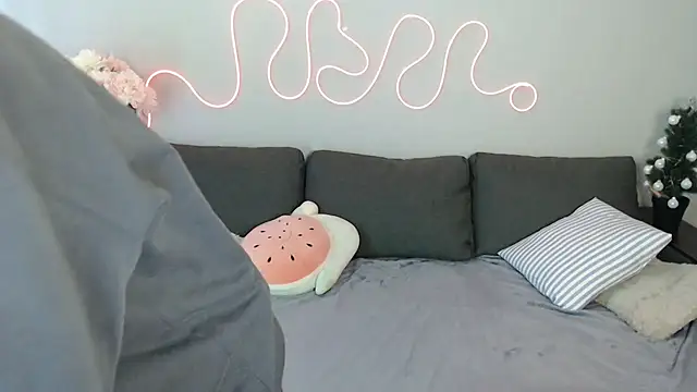 Snapshot of Mini_Diva chatting on December 14, 9:14 am Mini Diva online show from December 14, 9:14 am