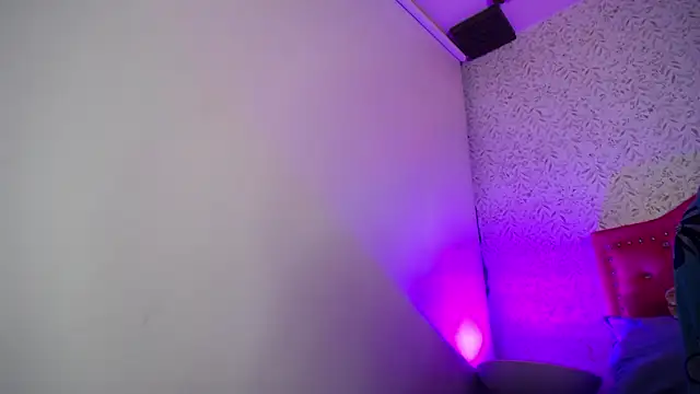 luly pink online show from April 18, 1:20 am