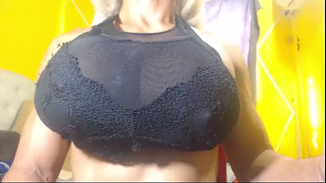 Snapshot of DanielaMuscleTS chatting on January 9, 7:50 pm DanielaMuscleTS online show from January 9, 7:50 pm