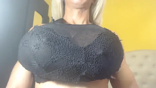 Snapshot of DanielaMuscleTS chatting on January 31, 8:01 pm DanielaMuscleTS online show from January 31, 8:01 pm