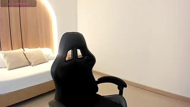 zoe danae  online show from March 19, 12:20 pm