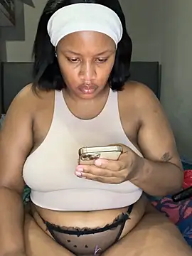 MimiCurves online show from February 7, 5:05 pm