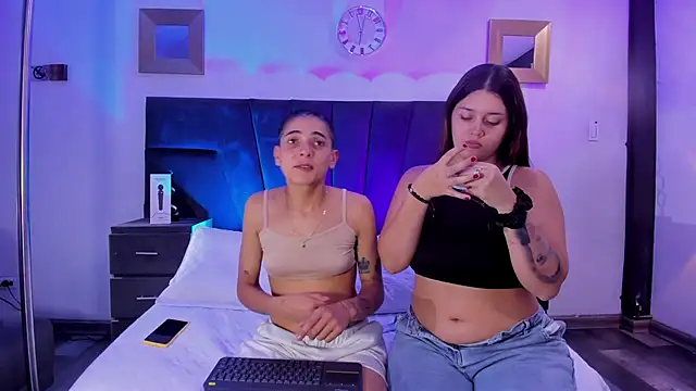 Snapshot of AndreaAndKarina chatting on December 19, 5:18 am AndreaAndKarina online show from December 19, 5:18 am