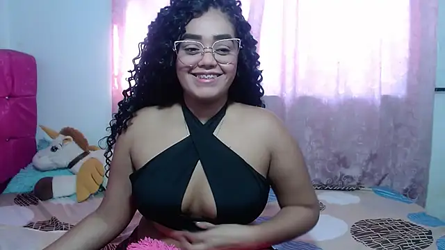 Snapshot of kiara_milf_ chatting on October 14, 8:53 pm kiara milf online show from October 14, 8:53 pm
