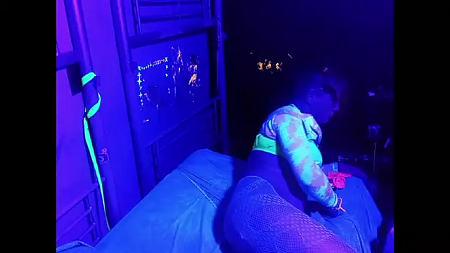 CommWhore online show from December 12, 11:18 am