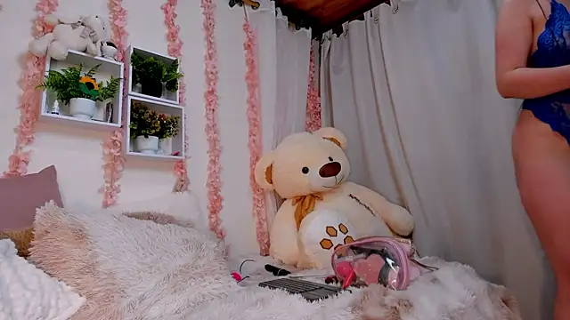 Idara and Edahi01 online show from November 6, 3:13 pm