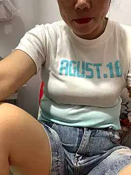 Snapshot of Baby-bigtits chatting on October 30, 12:45 am Baby-bigtits online show from October 30, 12:45 am