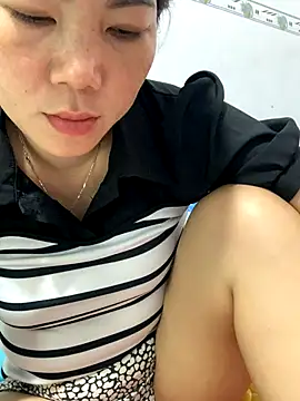 Snapshot of Baby-bigtits chatting on November 14, 5:17 am Baby-bigtits online show from November 14, 5:17 am