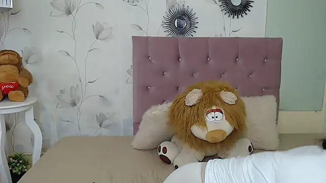 Snapshot of ariel_milk chatting on February 17, 6:59 pm ariel milk online show from February 17, 6:59 pm