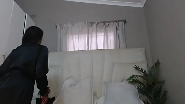 Snapshot of naughtyblackdolie chatting on January 11, 8:33 am naughtyblackdolie online show from January 11, 8:33 am