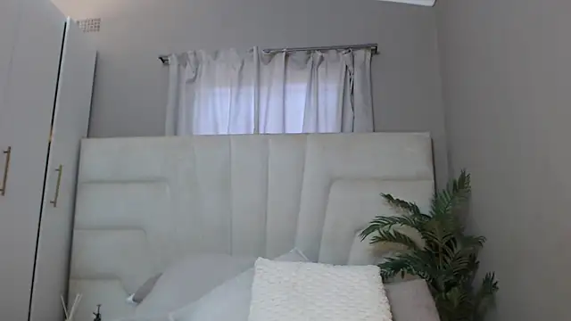 Snapshot of naughtyblackdolie chatting on January 29, 9:44 am naughtyblackdolie online show from January 29, 9:44 am