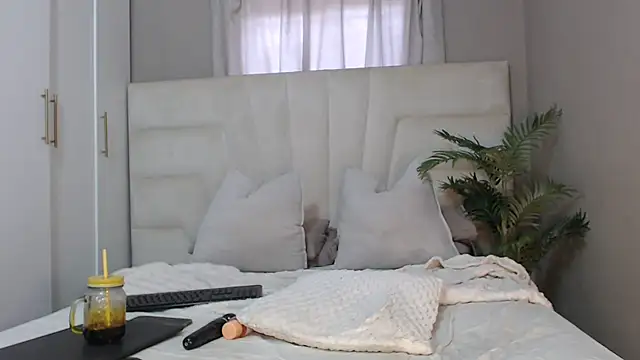 Snapshot of naughtyblackdolie chatting on February 27, 9:22 am naughtyblackdolie online show from February 27, 9:22 am